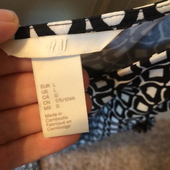 🍃Pick 3/$21- H&M Black and White Fit and Flair Dress  with Back Cut Out Accent - Picture 5 of 5